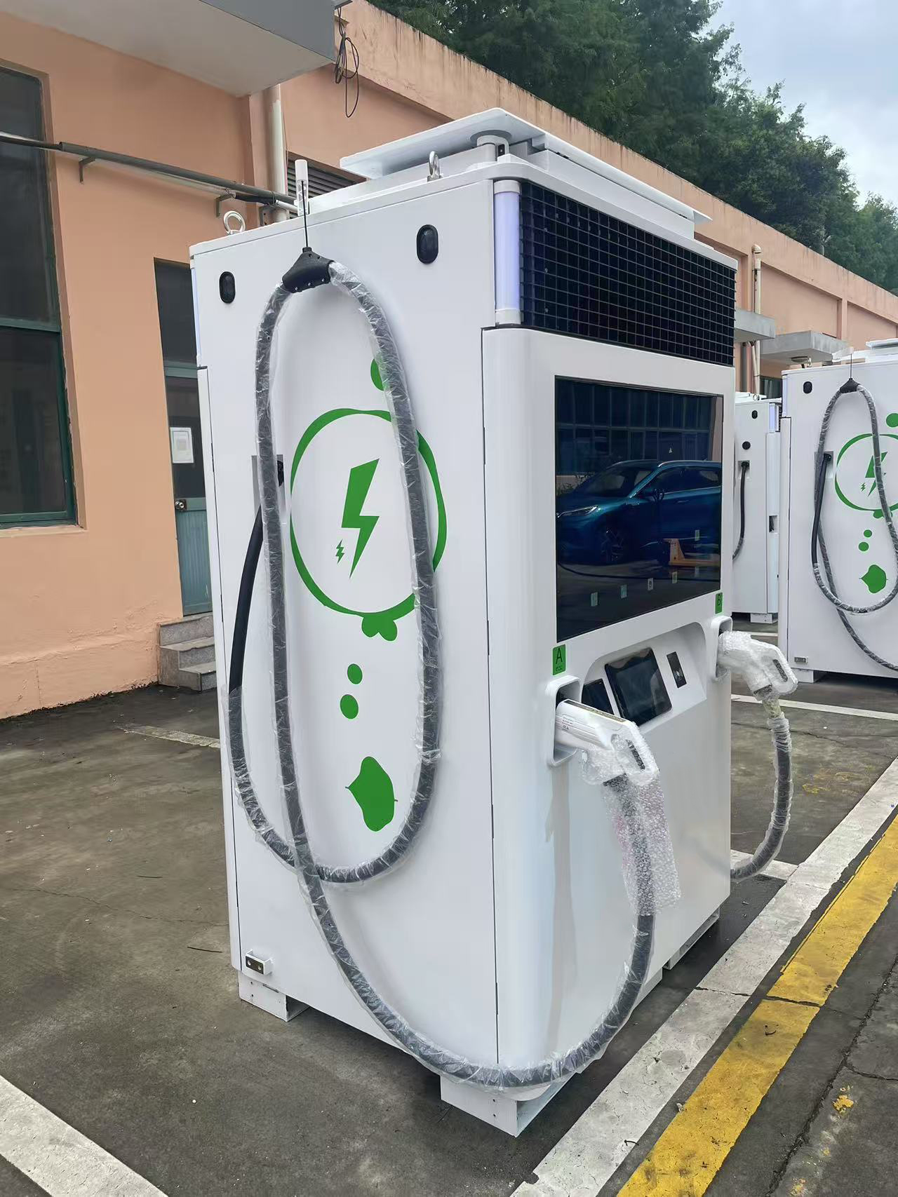 Зарядная станция для хранения энергии с двумя пистолетами (вид справа)