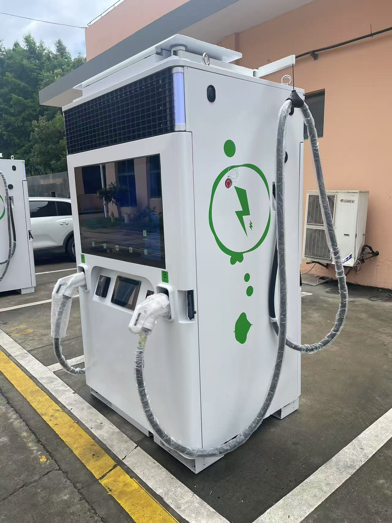 Зарядная станция для хранения энергии с двумя пистолетами (вид слева)