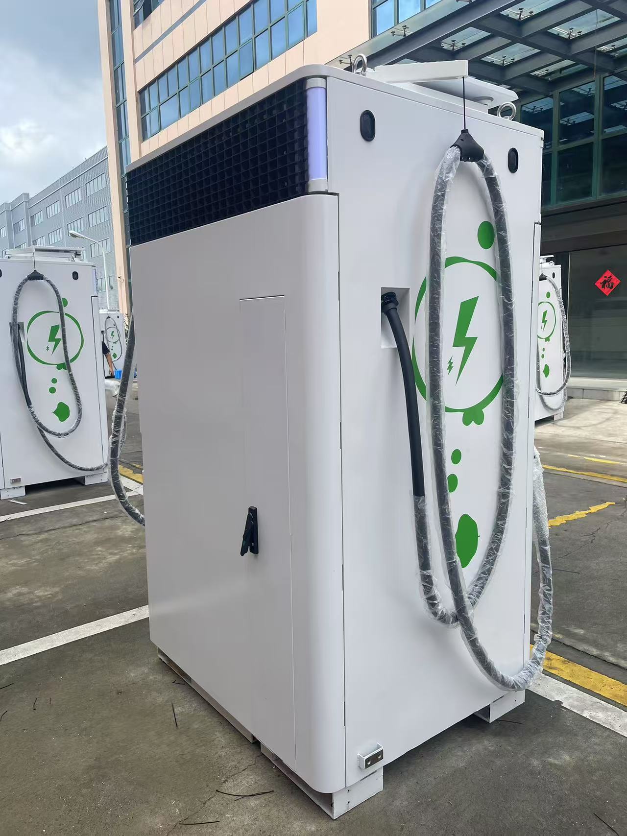 Зарядная станция для хранения энергии с двумя пистолетами, вид сзади