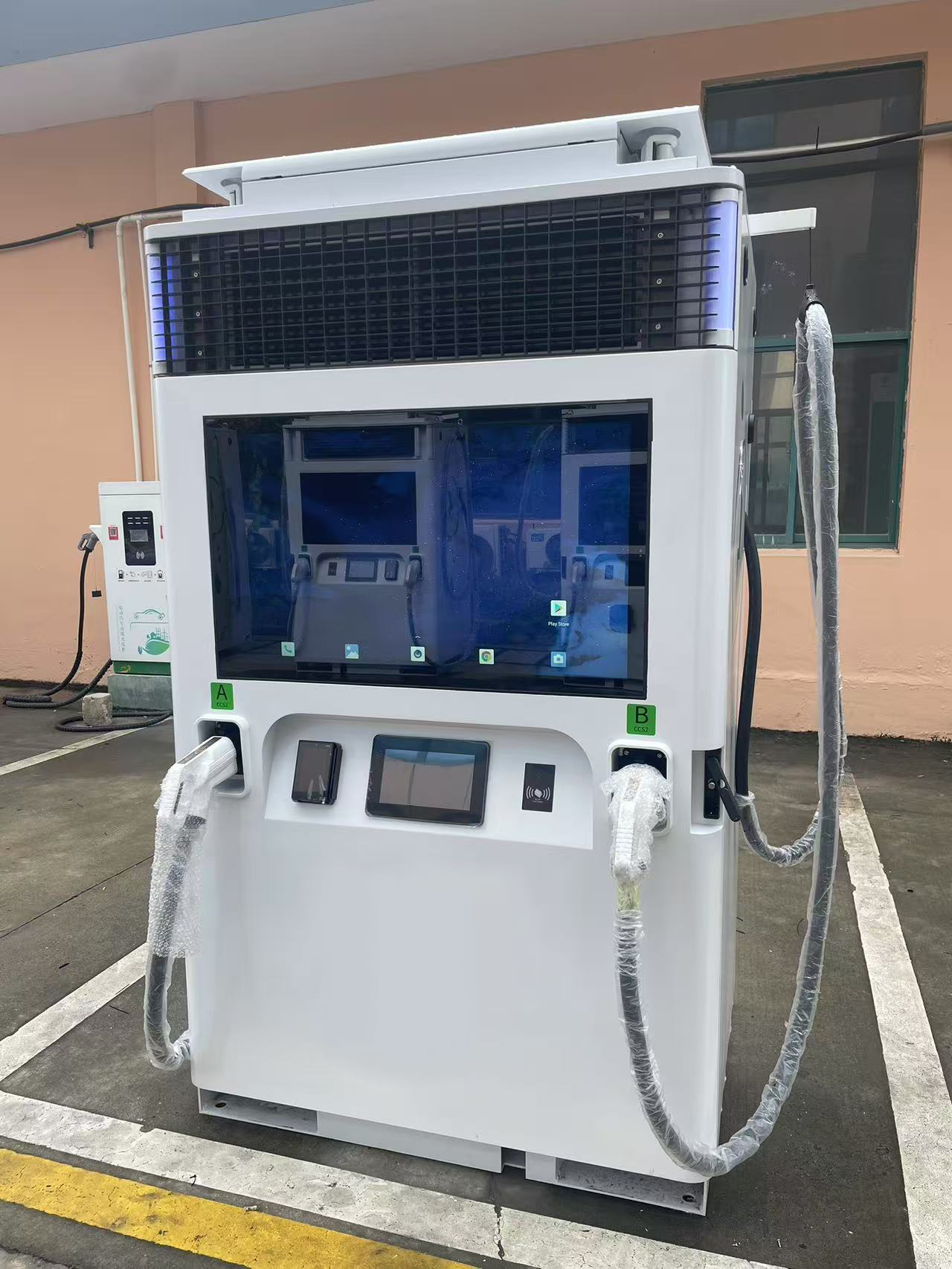 Зарядная станция для хранения энергии с двумя пистолетами, вид спереди